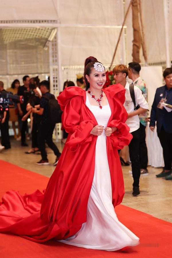 Diện bộ đồ sến sẩm, Phi Thanh Vân trông như người thế kỷ trước đi lạc-7