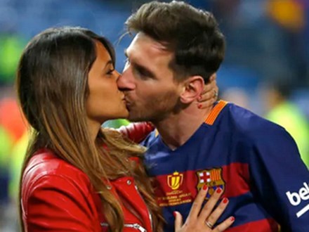 Xúc động với một thập kỉ yêu đương gắn bó của vợ chồng Messi
