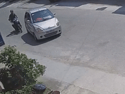 Đốt tổ gián, người đàn ông làm nổ tung cả sân nhà-1