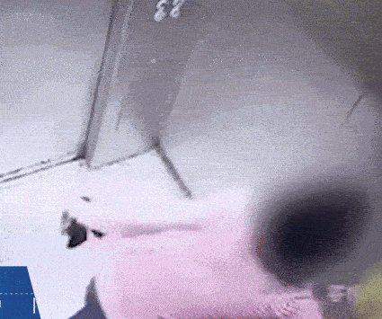 Người mẹ liên tục đánh, đấm và đạp con ruột trong thang máy chỉ vì đứa trẻ lỡ tay làm cô bị thương gây phẫn nộ-1