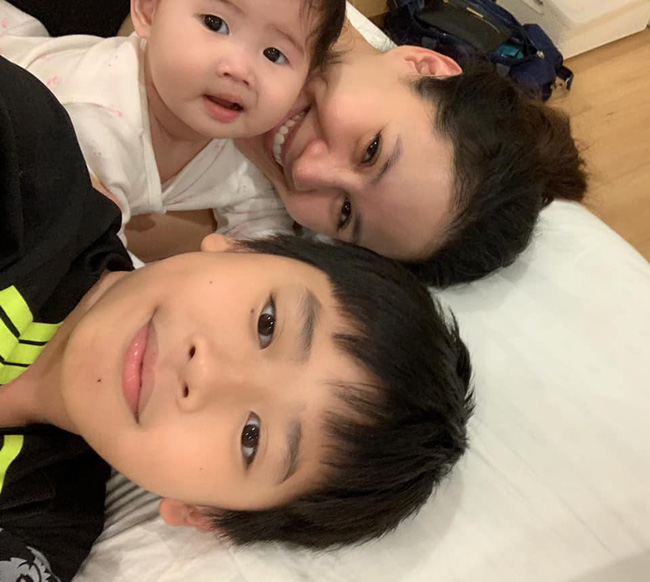 Con trai quay sang hỏi Bao cao su là gì vậy mẹ?, Thân Thúy Hà ú ớ mấy chục giây rồi đưa ra câu trả lời khiến cậu bé gật gù-1