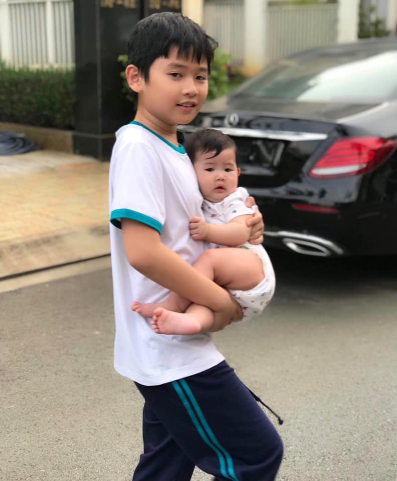 Con trai quay sang hỏi Bao cao su là gì vậy mẹ?, Thân Thúy Hà ú ớ mấy chục giây rồi đưa ra câu trả lời khiến cậu bé gật gù-4