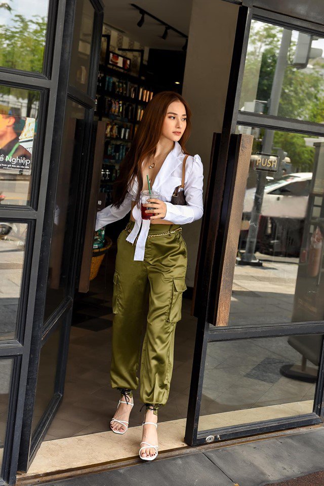 Đua theo Ngọc Trinh, Thu Thuỷ cũng diện mốt sơmi phanh cúc ngực bỏ quên nội y-4