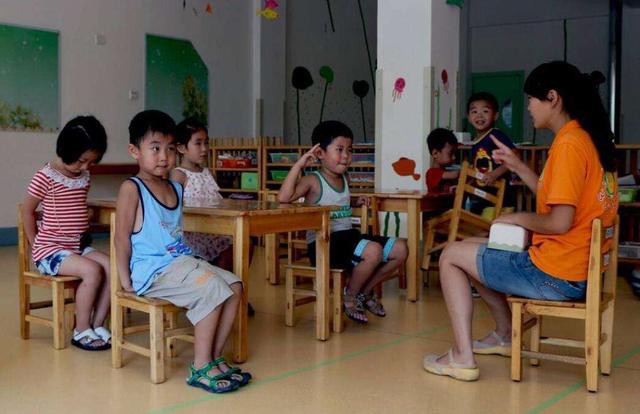 Mẹ gửi con đến trường mẫu giáo kèm theo 2 tờ yêu cầu dài dằng dặc, cô giáo đọc xong liền đáp trả khiến người mẹ sững sờ-1