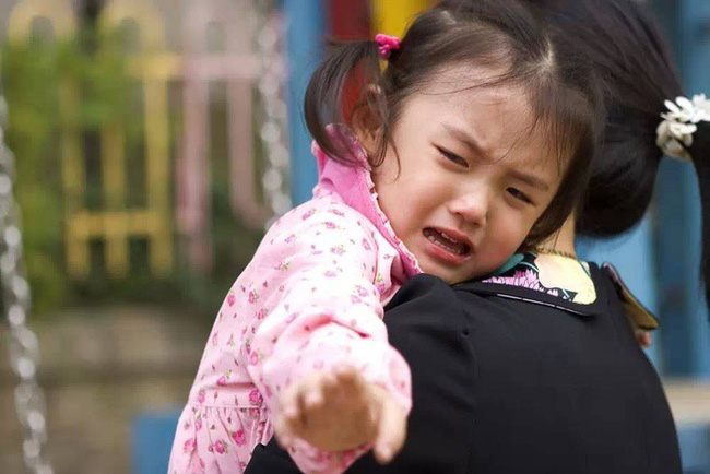 Mẹ gửi con đến trường mẫu giáo kèm theo 2 tờ yêu cầu dài dằng dặc, cô giáo đọc xong liền đáp trả khiến người mẹ sững sờ-2