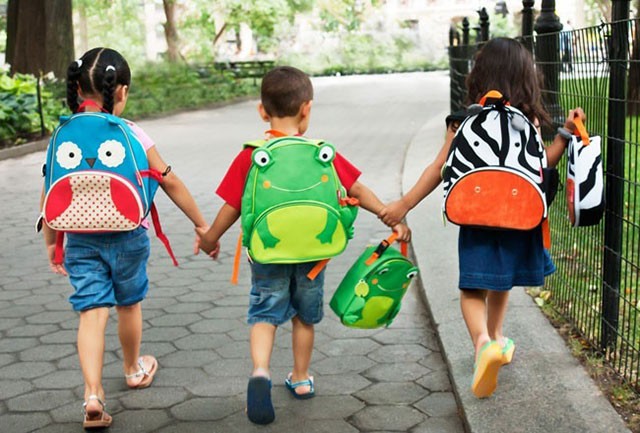 Mẹ gửi con đến trường mẫu giáo kèm theo 2 tờ yêu cầu dài dằng dặc, cô giáo đọc xong liền đáp trả khiến người mẹ sững sờ-3