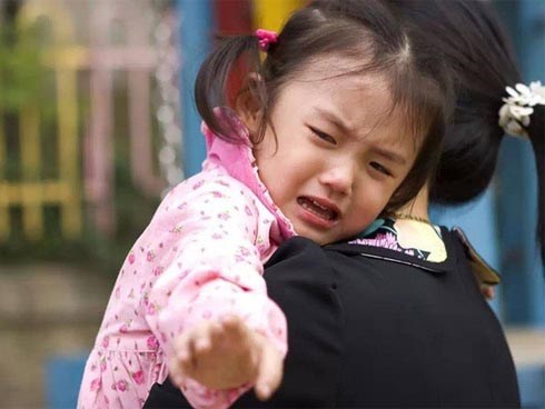 Mẹ gửi con đến trường mẫu giáo kèm theo 2 tờ yêu cầu dài dằng dặc, cô giáo đọc xong liền đáp trả khiến người mẹ sững sờ