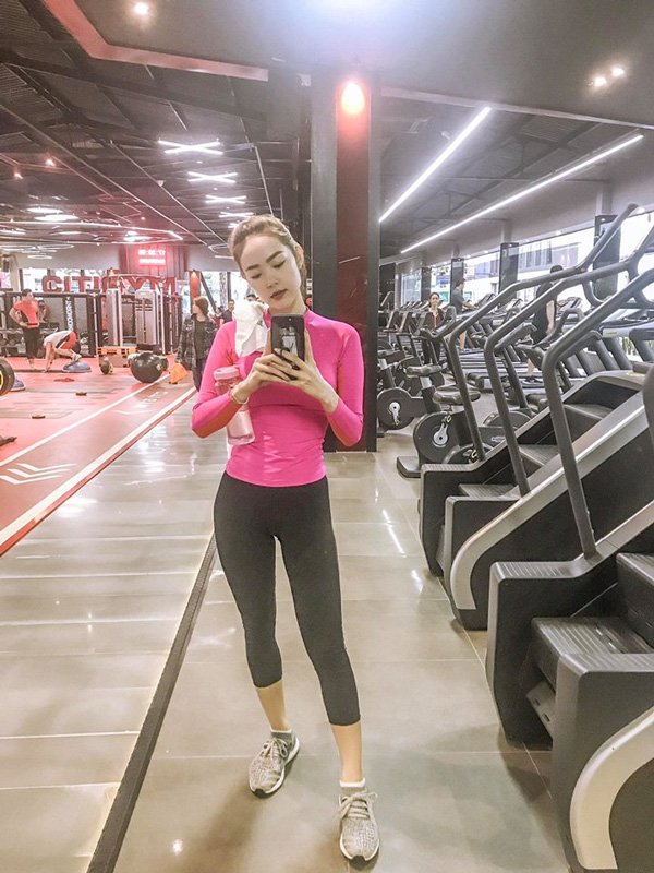 Sau Ngọc Trinh đến lượt Minh Hằng mê quần áo theo phong cách cẩm hường-10