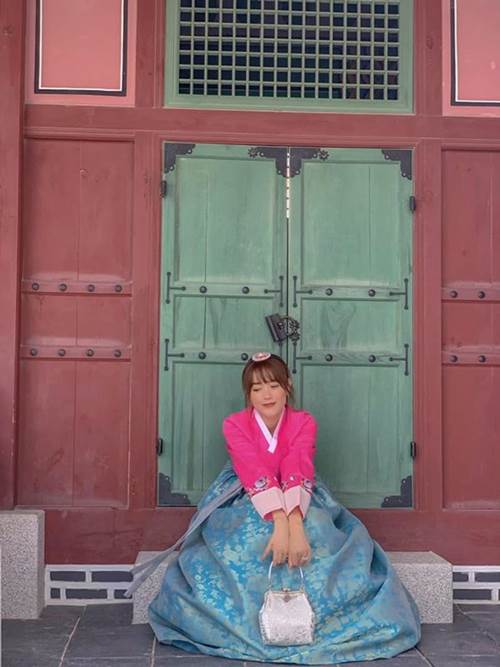 Sau Ngọc Trinh đến lượt Minh Hằng mê quần áo theo phong cách cẩm hường-2