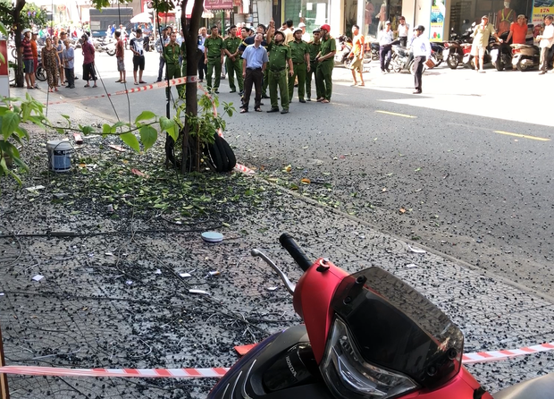 Đôi vợ chồng trẻ chạy xe máy trọng thương vì bị giàn treo di động từ tòa nhà cao tầng rơi trúng-3