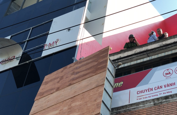 Đôi vợ chồng trẻ chạy xe máy trọng thương vì bị giàn treo di động từ tòa nhà cao tầng rơi trúng-4