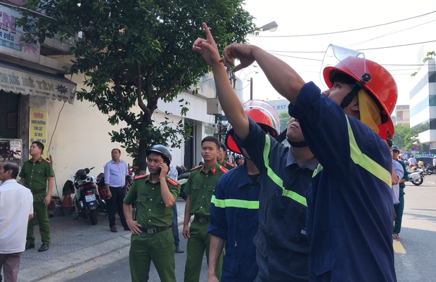 Đôi vợ chồng trẻ chạy xe máy trọng thương vì bị giàn treo di động từ tòa nhà cao tầng rơi trúng-5