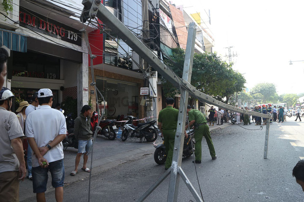 Đôi vợ chồng trẻ chạy xe máy trọng thương vì bị giàn treo di động từ tòa nhà cao tầng rơi trúng-6