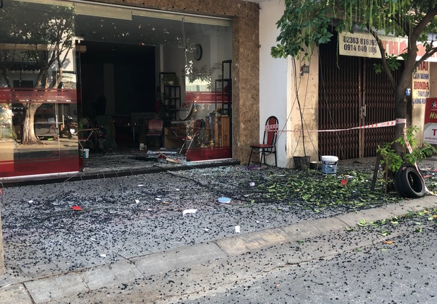 Đôi vợ chồng trẻ chạy xe máy trọng thương vì bị giàn treo di động từ tòa nhà cao tầng rơi trúng-8