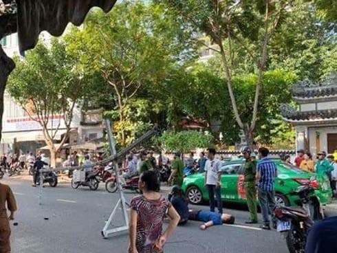 Đôi vợ chồng trẻ chạy xe máy trọng thương vì bị giàn treo di động từ tòa nhà cao tầng rơi trúng