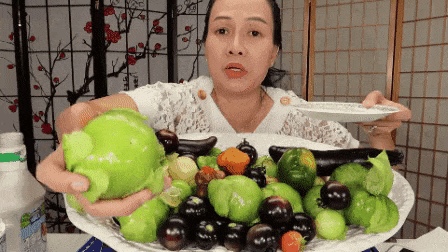 Thù lù” là trái gì mà nữ YouTuber đang gây bão mạng này chưa ăn đã bảo ngọt, cắn vào chỉ biết quắn quéo” chân tay?-3