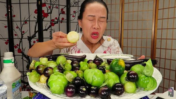 Thù lù” là trái gì mà nữ YouTuber đang gây bão mạng này chưa ăn đã bảo ngọt, cắn vào chỉ biết quắn quéo” chân tay?-4