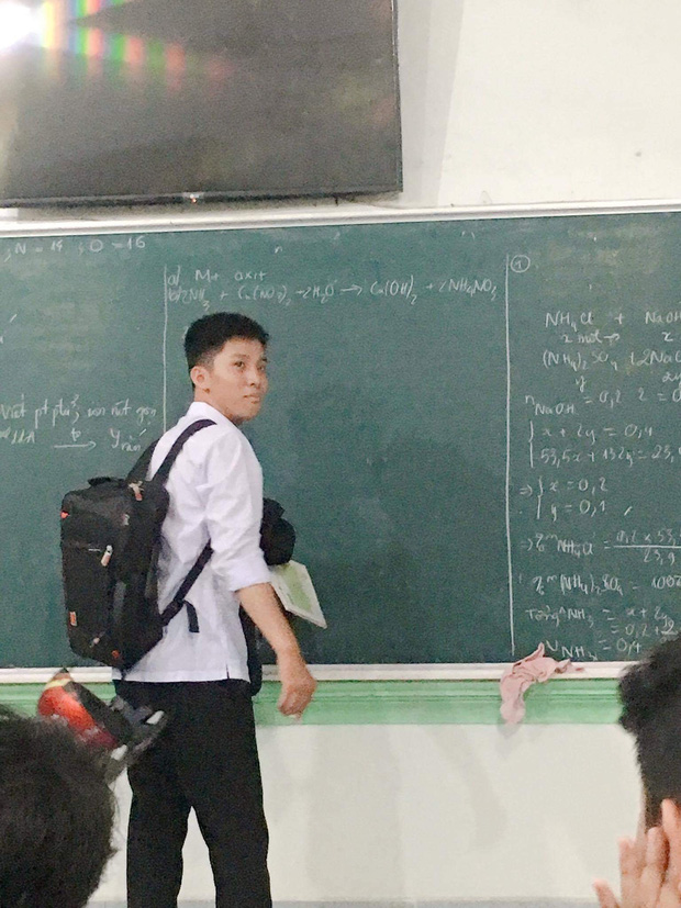 Hay cà khịa” giấu giày dép của các bạn trong lớp, nam sinh phải làm cách này mỗi khi lên bảng để đồ đạc không bị thất lạc-2