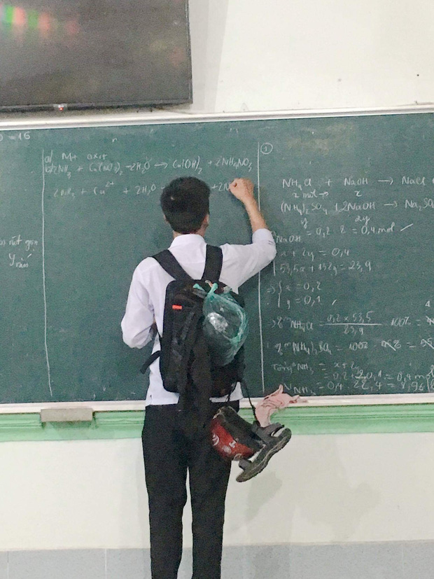 Hay cà khịa” giấu giày dép của các bạn trong lớp, nam sinh phải làm cách này mỗi khi lên bảng để đồ đạc không bị thất lạc-3