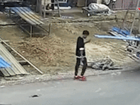 Mải sử dụng điện thoại trên đường, chàng trai nhận cái kết đau đớn