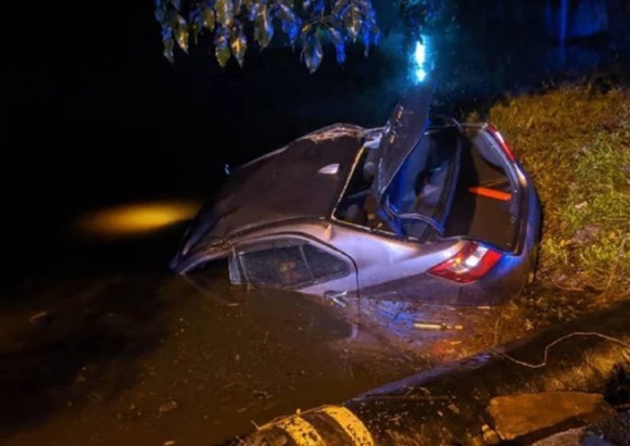 Mây mưa” trong ô tô, cặp đôi hốt hoảng khi bị cảnh sát bắt gặp nên vội rời đi, không ngờ gây tai nạn thiệt hại cả người lẫn mình-2