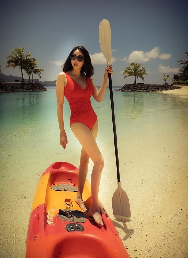 Hoa hậu 3 con Hà Kiều Anh diện bikini khoe dáng đẹp lấn át cảnh ở tuổi 43-1