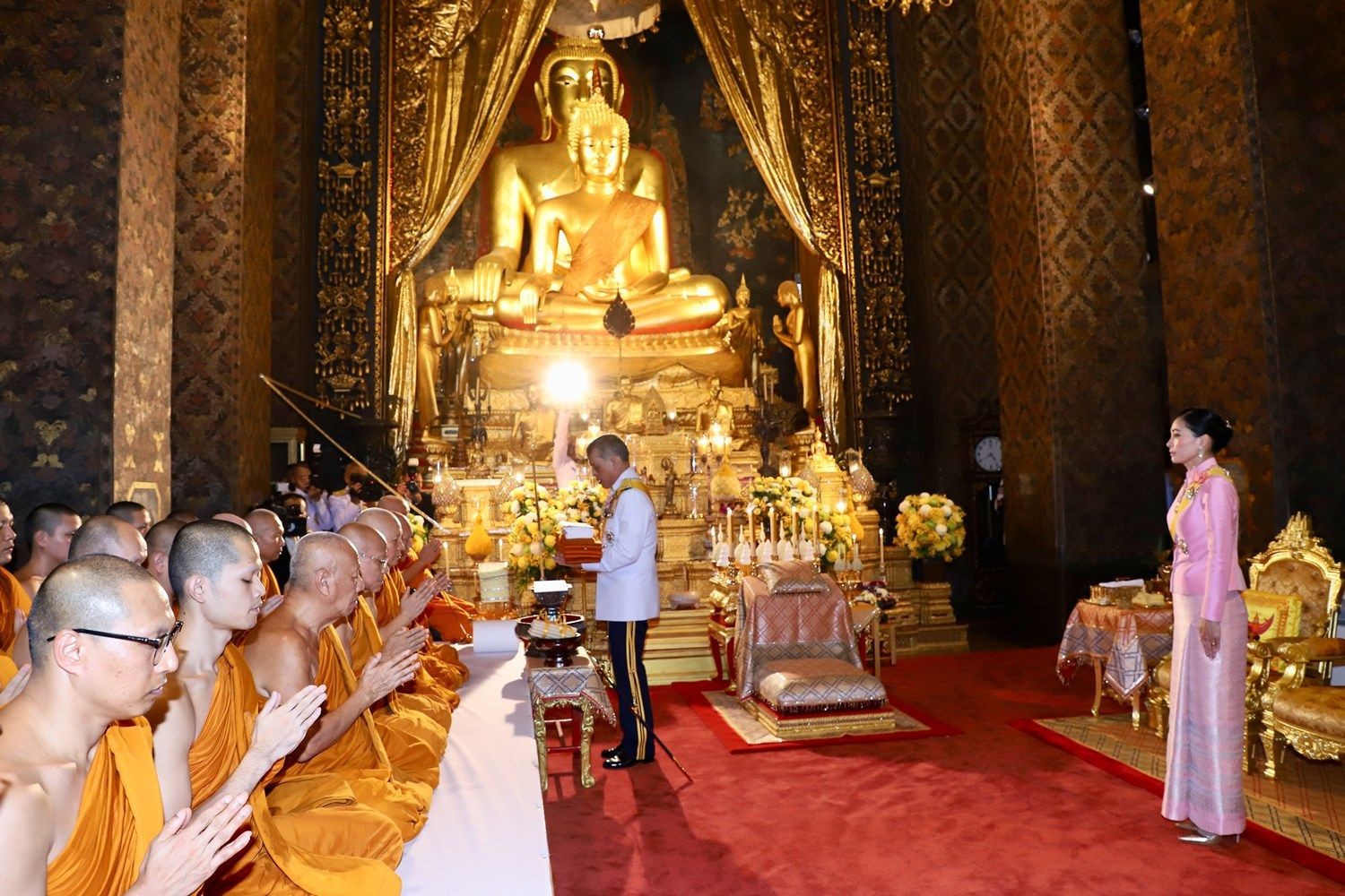 Hoàng hậu Thái Lan tái xuất bên Quốc vương sau khi thứ phi bị phế truất và rò rỉ thông tin về tình hình hiện tại của Hoàng quý phi-1