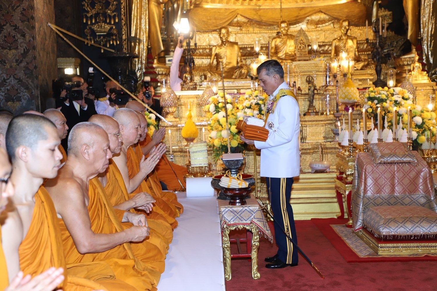 Hoàng hậu Thái Lan tái xuất bên Quốc vương sau khi thứ phi bị phế truất và rò rỉ thông tin về tình hình hiện tại của Hoàng quý phi-2