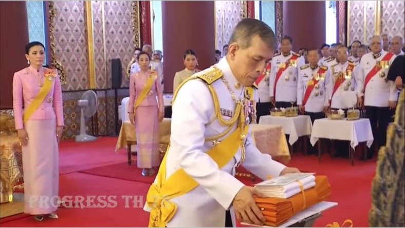 Hoàng hậu Thái Lan tái xuất bên Quốc vương sau khi thứ phi bị phế truất và rò rỉ thông tin về tình hình hiện tại của Hoàng quý phi-3
