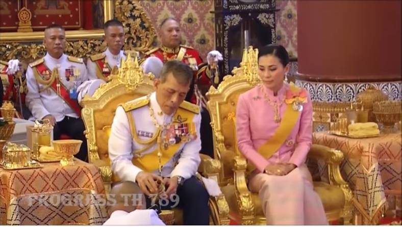 Hoàng hậu Thái Lan tái xuất bên Quốc vương sau khi thứ phi bị phế truất và rò rỉ thông tin về tình hình hiện tại của Hoàng quý phi-4