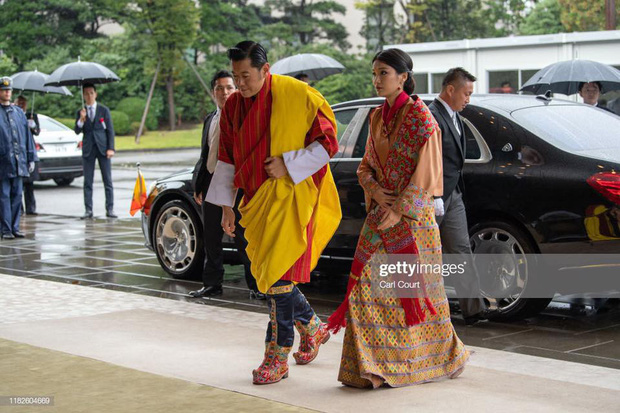 Cộng đồng mạng phát sốt với vẻ đẹp thoát tục không góc chết của Hoàng hậu Bhutan ở Nhật Bản khi tham dự lễ đăng quang-1