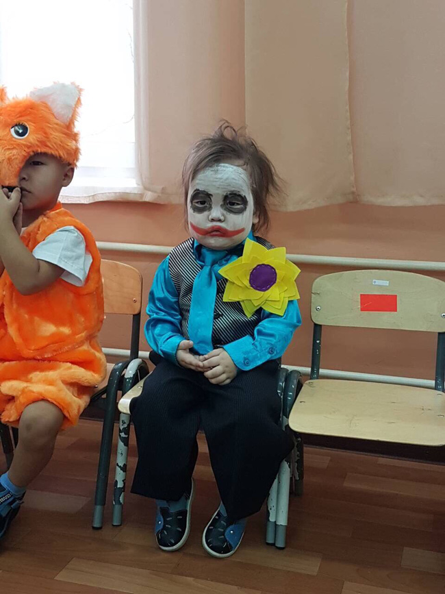 Em bé sáng nhất MXH hôm nay: Khi bạn đã quá mệt mỏi mà vẫn phải hóa trang thành Joker-1