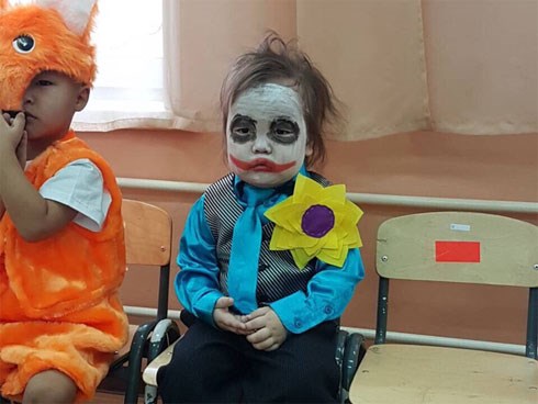 Em bé sáng nhất MXH hôm nay: Khi bạn đã quá mệt mỏi mà vẫn phải hóa trang thành Joker