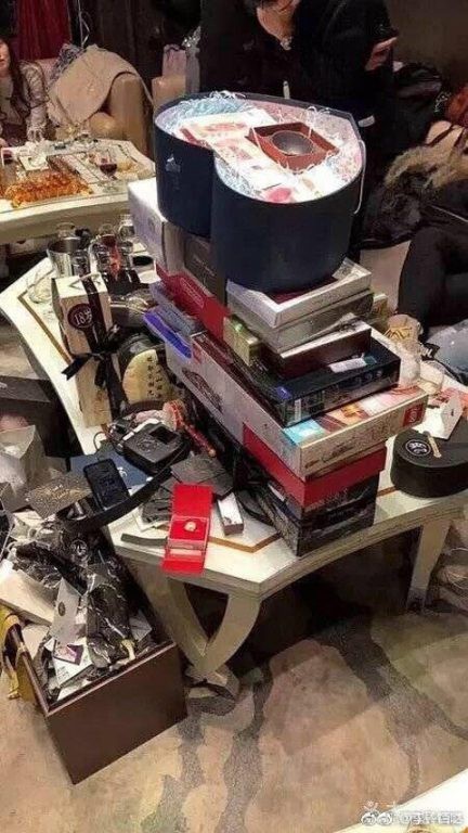 Nghề trai bao ở Trung Quốc: Được tặng siêu xe, tiền mặt hơn tỷ đồng, cuộc sống giàu sang nhưng cũng lắm u tối-1