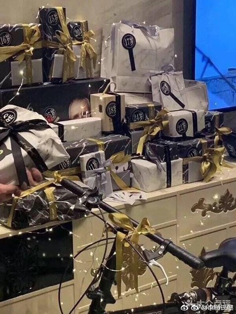 Nghề trai bao ở Trung Quốc: Được tặng siêu xe, tiền mặt hơn tỷ đồng, cuộc sống giàu sang nhưng cũng lắm u tối-2