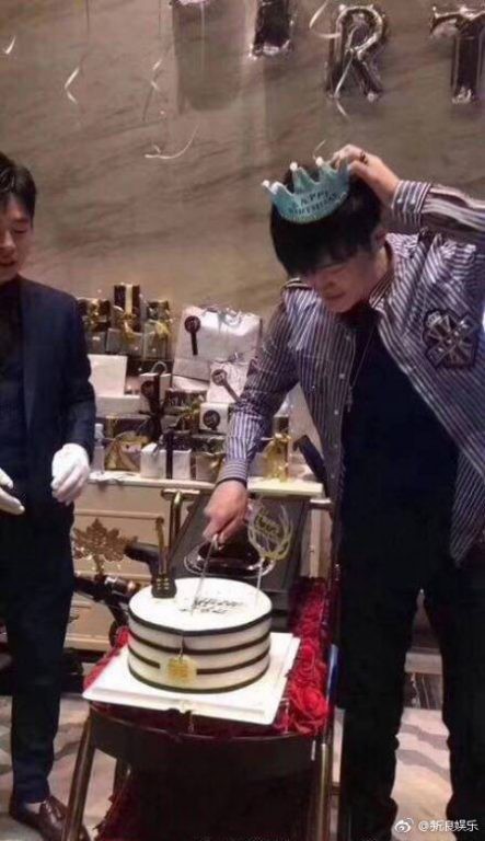 Nghề trai bao ở Trung Quốc: Được tặng siêu xe, tiền mặt hơn tỷ đồng, cuộc sống giàu sang nhưng cũng lắm u tối-3