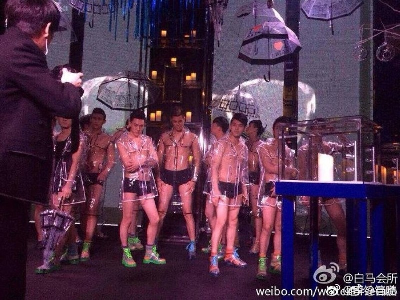 Nghề trai bao ở Trung Quốc: Được tặng siêu xe, tiền mặt hơn tỷ đồng, cuộc sống giàu sang nhưng cũng lắm u tối-4