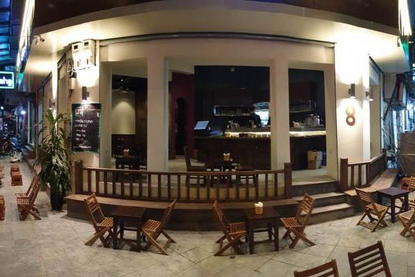 Kê ghế gỗ ngồi hưởng gió trời, trào lưu mới ồn ào vỉa hè Hà Nội-1