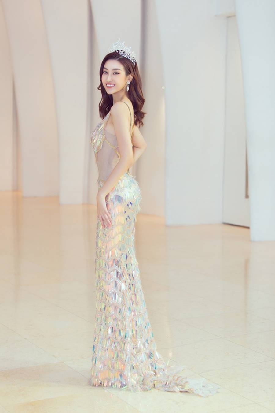 Mỹ Linh, Tiểu Vy đội vương miện lộng lẫy hoá công chúa như trong cổ tích-3