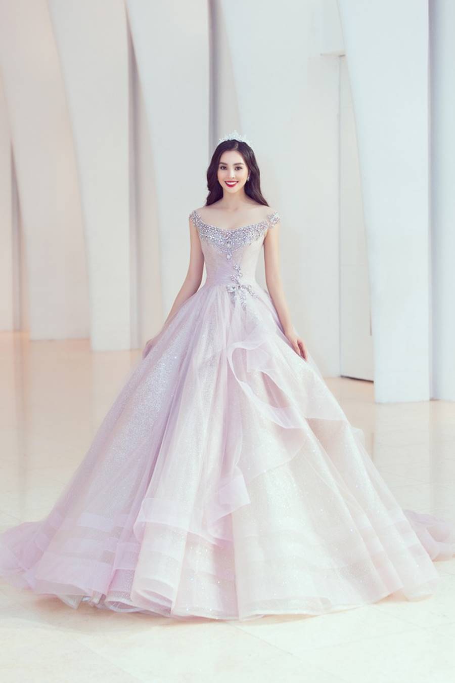 Mỹ Linh, Tiểu Vy đội vương miện lộng lẫy hoá công chúa như trong cổ tích-5