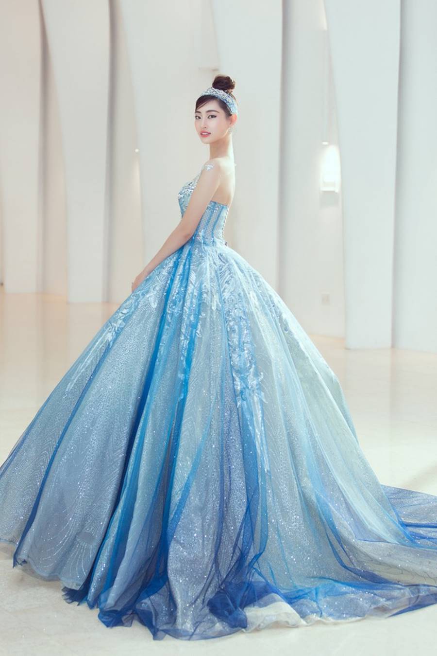 Mỹ Linh, Tiểu Vy đội vương miện lộng lẫy hoá công chúa như trong cổ tích-6