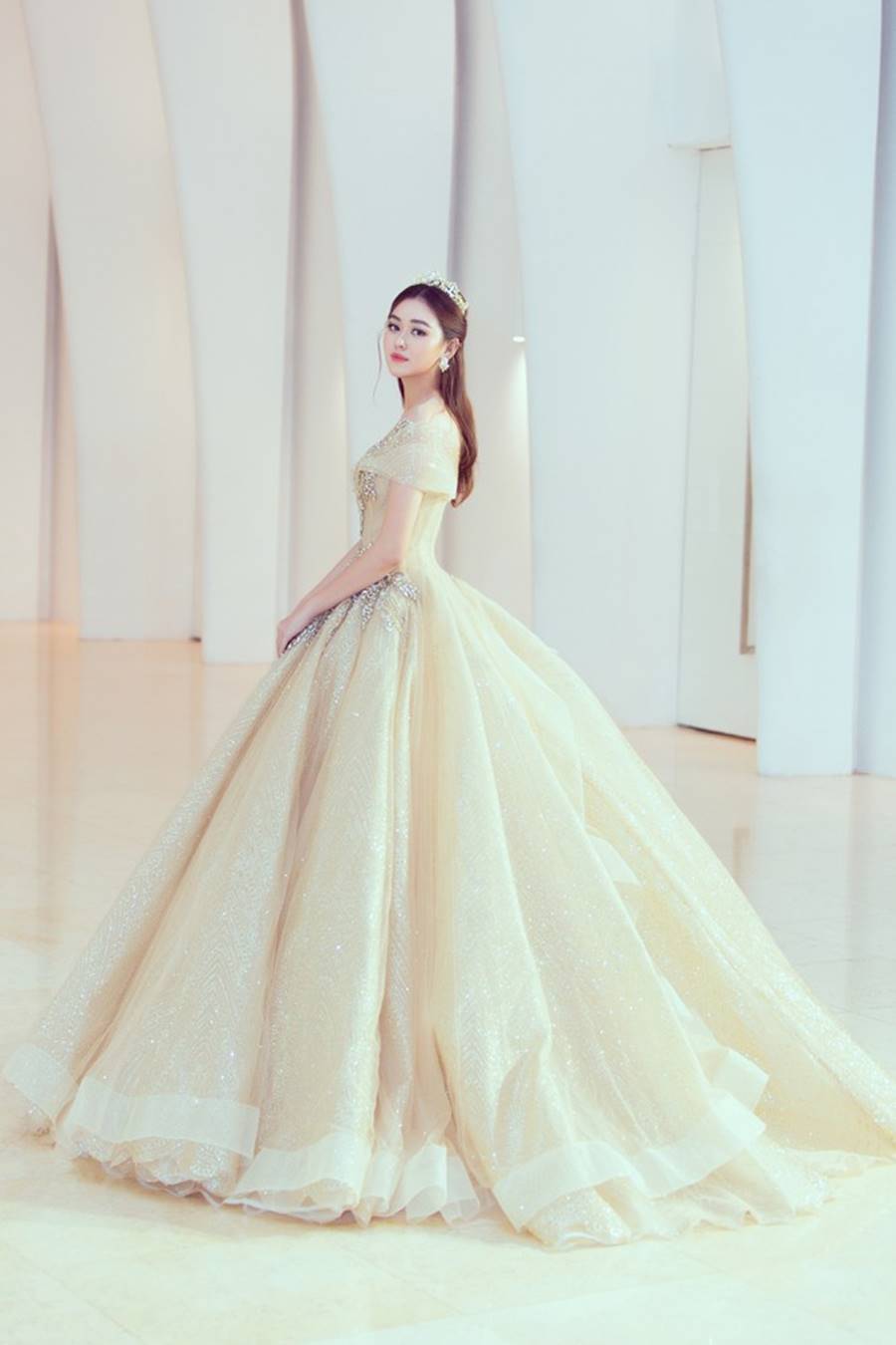 Mỹ Linh, Tiểu Vy đội vương miện lộng lẫy hoá công chúa như trong cổ tích-7