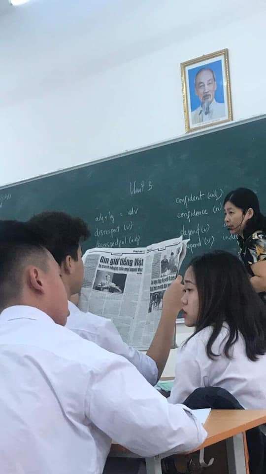 Đang học tiếng Anh mà hồn nhiên lôi báo ra đọc, nhìn tiêu đề bài báo, dân mạng cười bò bởi sự cà khịa” lầy lội của cậu học sinh-1