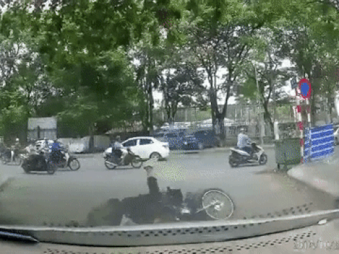 Clip: Nam sinh cua ẩu rồi ngã sõng soài trước đầu ô tô, gây bức xúc hơn còn là hành động sau đó