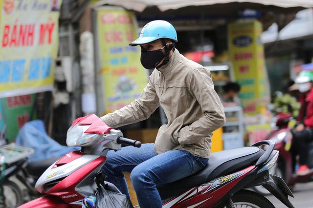 Không khí lạnh tràn về, nhiệt độ giảm mạnh, người dân thích thú mặc áo ấm ra đường dưới trời mưa phùn-4