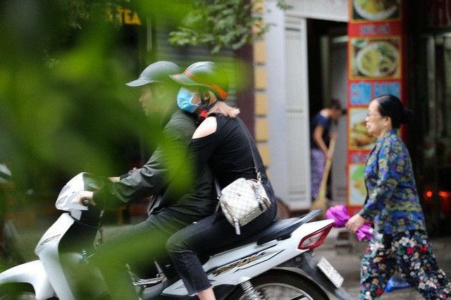 Không khí lạnh tràn về, nhiệt độ giảm mạnh, người dân thích thú mặc áo ấm ra đường dưới trời mưa phùn-6