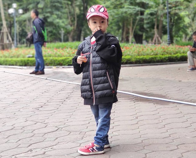 Không khí lạnh tràn về, nhiệt độ giảm mạnh, người dân thích thú mặc áo ấm ra đường dưới trời mưa phùn-9