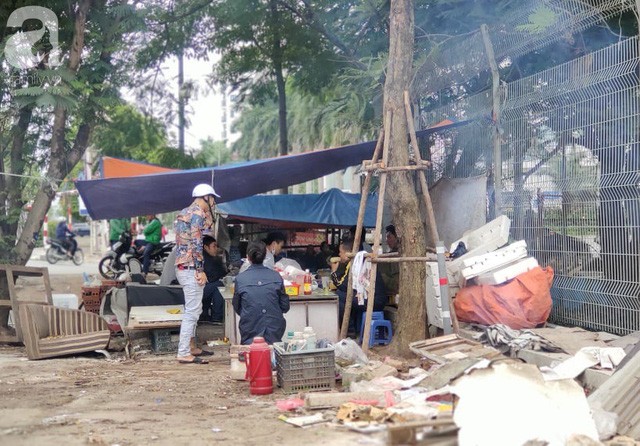 Không khí lạnh tràn về, nhiệt độ giảm mạnh, người dân thích thú mặc áo ấm ra đường dưới trời mưa phùn-16