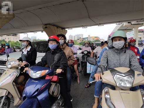 Không khí lạnh tràn về, nhiệt độ giảm mạnh, người dân thích thú mặc áo ấm ra đường dưới trời mưa phùn