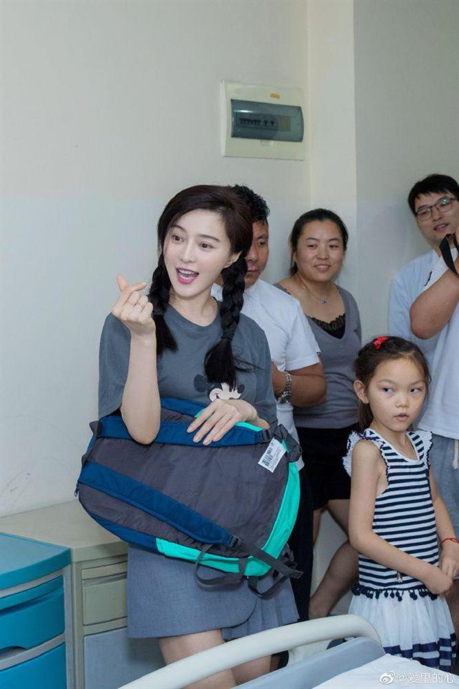 U40 vẫn muốn cưa sừng làm nghé: Phạm Băng Băng và Mỹ Tâm đều mê tóc bím hai bên-1